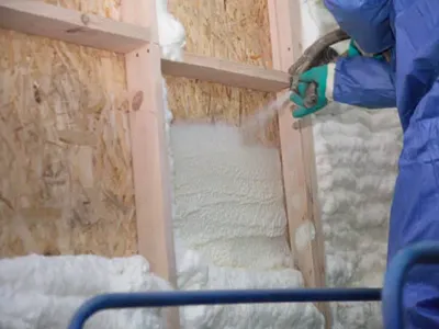 الدليل النهائي لرش عزل الرغوة: الفوائد والأنواع والتطبيقات